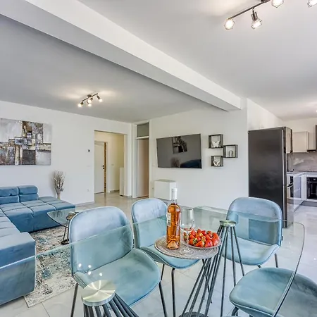 Luana With Private Pool Poreč