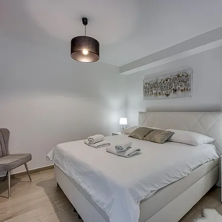 Luana With Private Pool Apartman Poreč