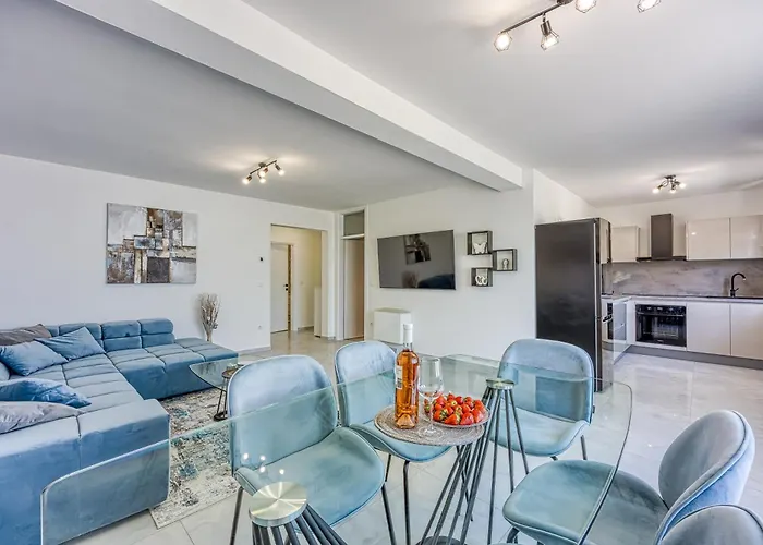 Luana With Private Pool Poreč