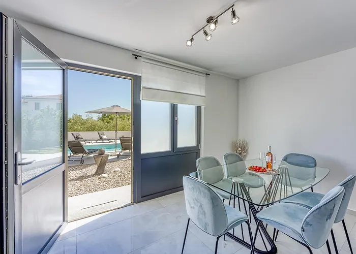 Luana With Private Pool Apartman